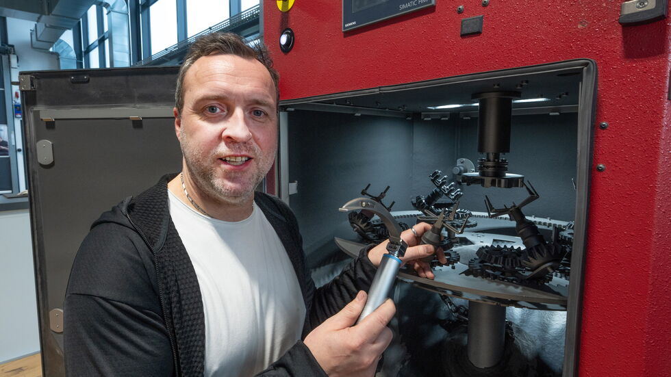 Ronny Bernstein an einer offenen Sandstrahlmaschine
