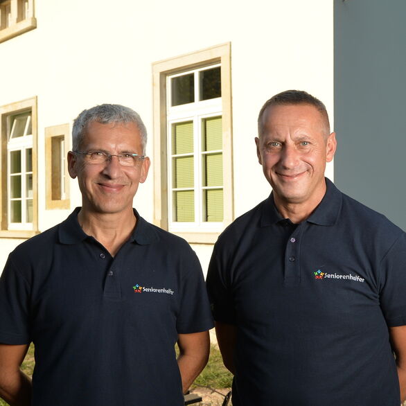 Maik Lehnert und Steffen Salzinger vor dem Firmengebäude