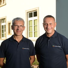 Maik Lehnert und Steffen Salzinger vor dem Firmengebäude