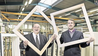 Preisverdächtig: Siegfried und Florian Jehle (v.l.), Chefs und Inhaber der Sebnitzer Fensterbau GmbH, haben für ihre extravagante Image-Broschüre gleich mehrere Preise erhalten. Jetzt sind Vater und Sohn auch scharf auf „Die Träumende“.