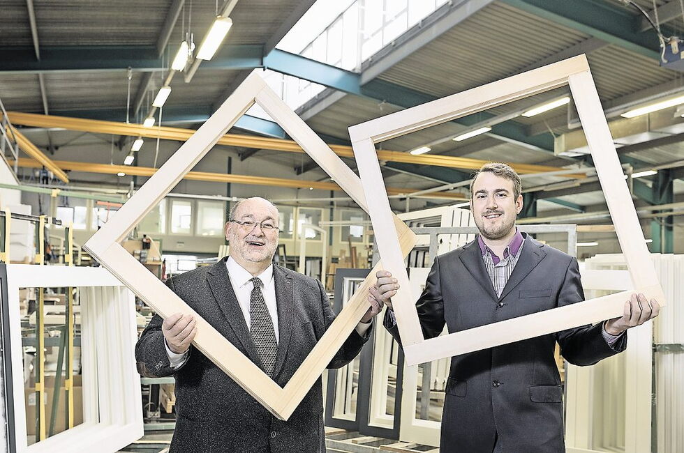 Preisverdächtig: Siegfried und Florian Jehle (v.l.), Chefs und Inhaber der Sebnitzer Fensterbau GmbH, haben für ihre extravagante Image-Broschüre gleich mehrere Preise erhalten. Jetzt sind Vater und Sohn auch scharf auf „Die Träumende“.