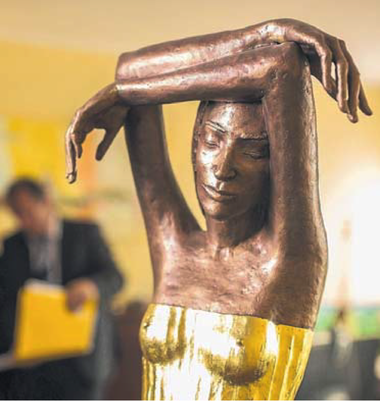Der Preis: die „Träumende“ im goldenen Kleidchen.