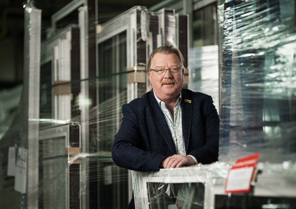 Bei Lutz Hiller, Inhaber und Chef der Meissner Fenstertechnik GmbH in Niederau, glänzt nicht nur die Verpackungsfolie.