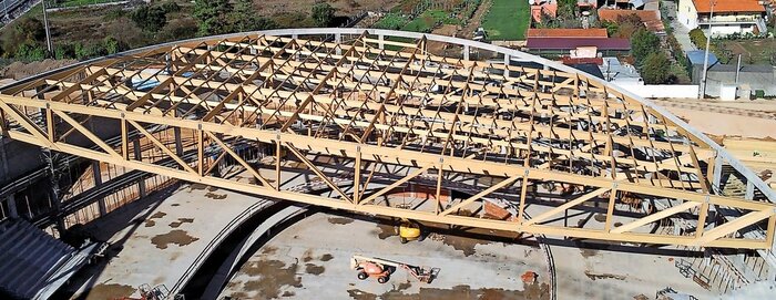 Bis zu 80 Metern Spannweite und 30 Tonnen Gewicht: Der Fachwerkträgereinbau an einer Radrennbahn im portugiesischen Sangalhos war ein besonderer Auftrag.